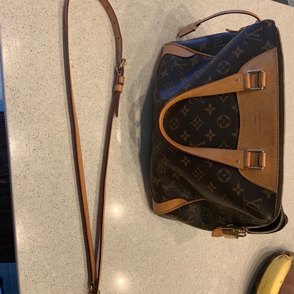 Louis Vuitton purse. - Picture 6 of 8